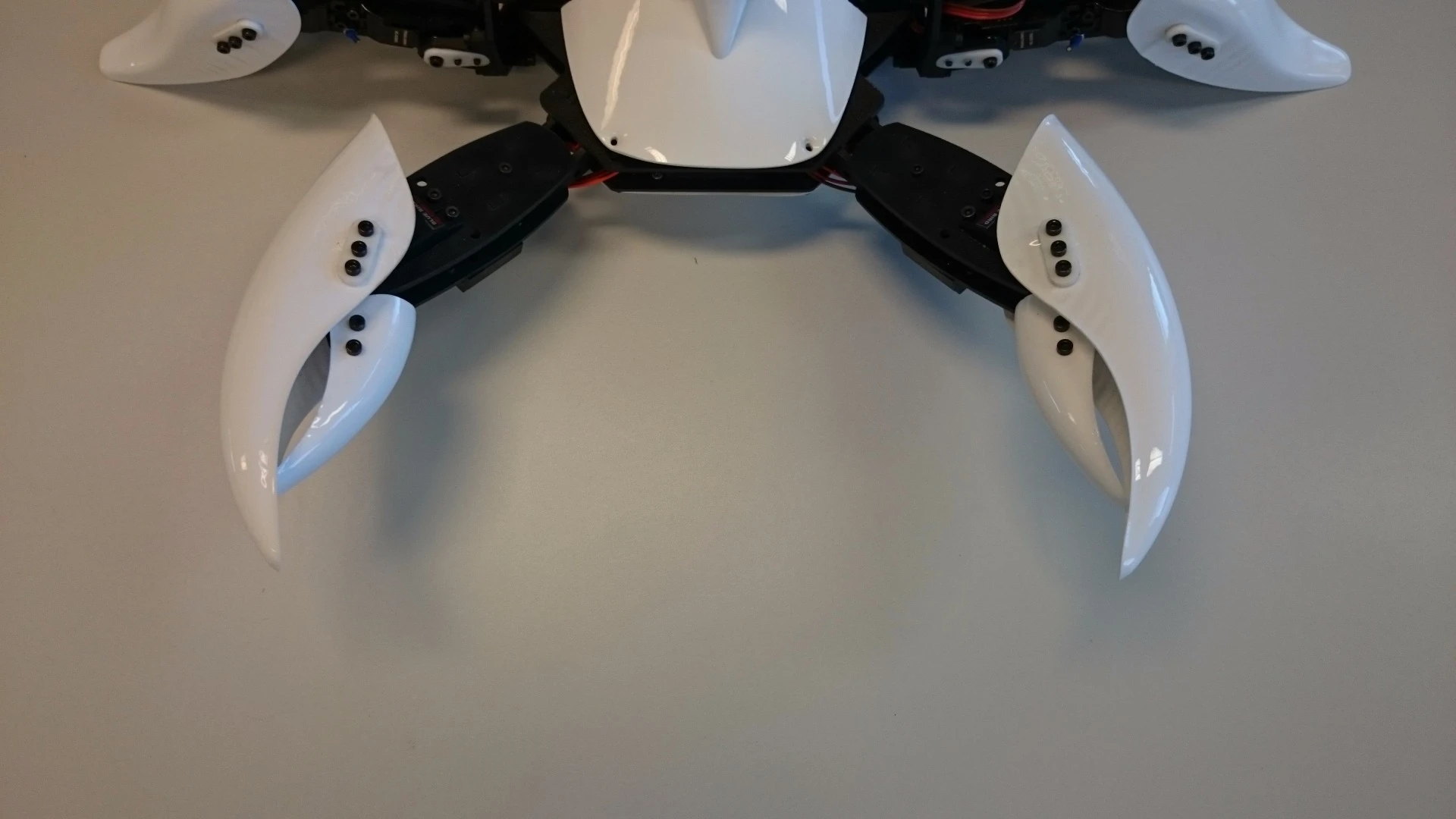 Those moving claws look dangerous, but won't leave a mark on victims like the stinger