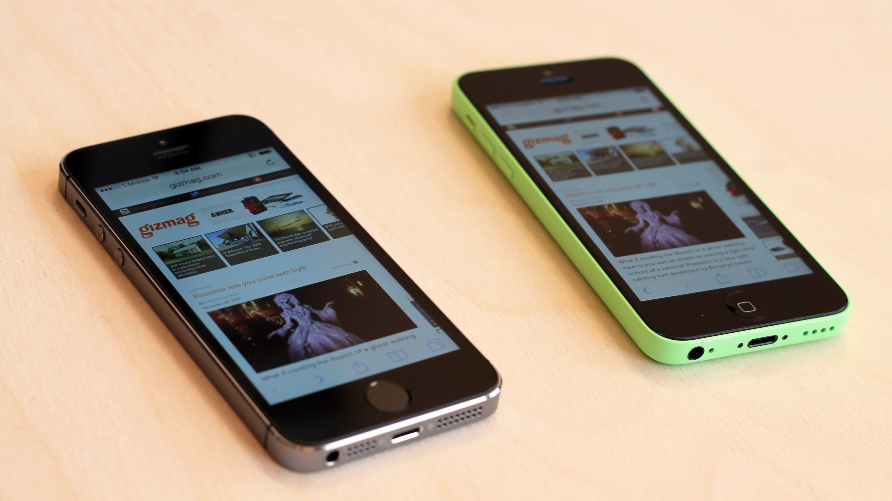Gizmag goes hands-on with Apple's 2013 iPhones: the more advanced iPhone 5s (left) and the colorful iPhone 5c