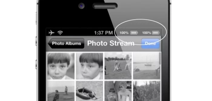 The iExpander battery is displayed on the screen next to the iPhone's battery