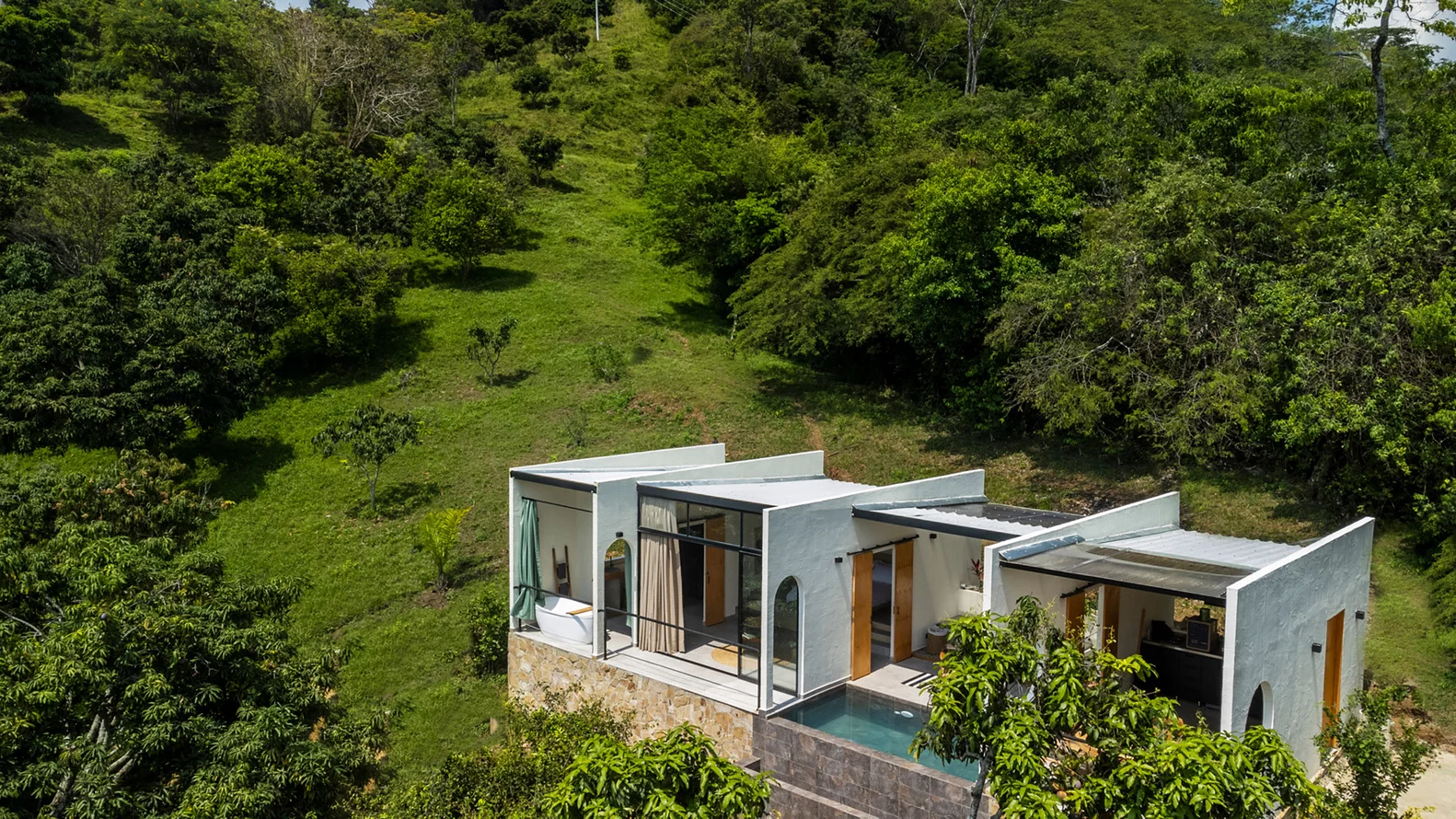 Casa Caoba consists of five parallel walls that extend outwards, forming the four residential units of the dwelling