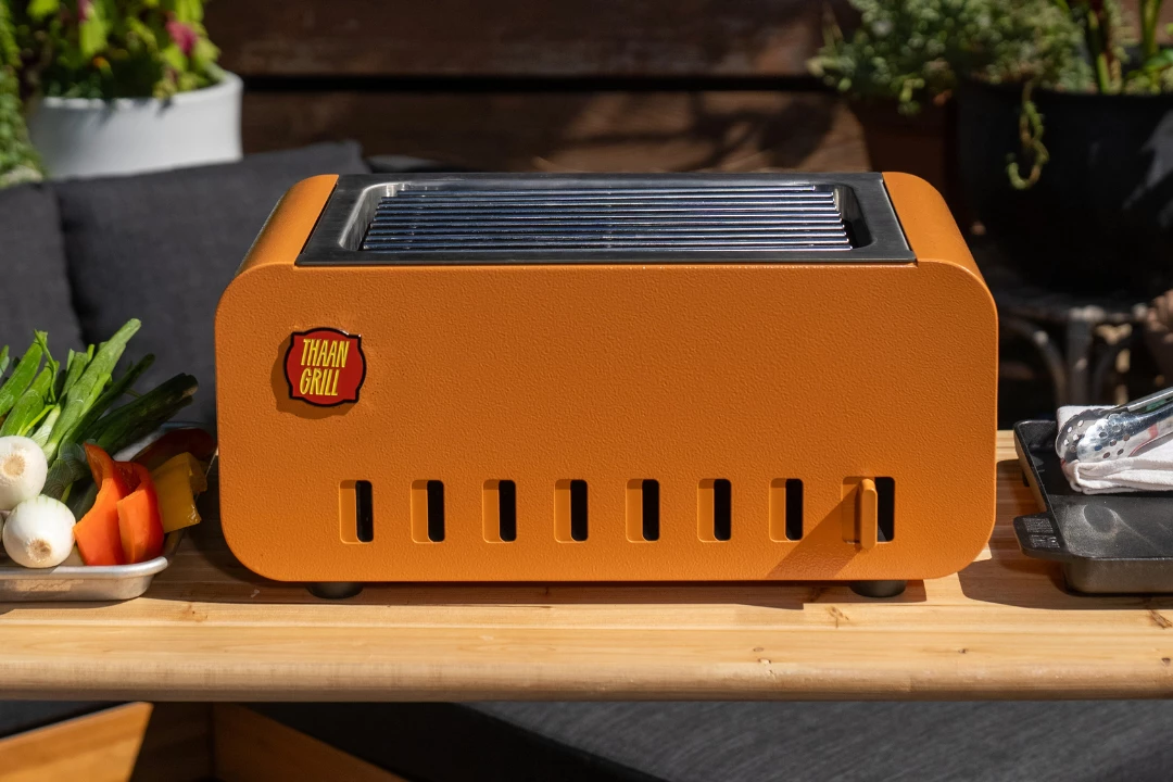 The Thaan Griil weighs 25 lb (11 kg) and features cool-touch fold-out bakelite handles