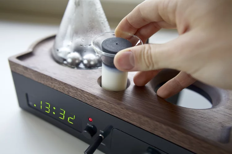 The bedside brewer is the work of UK-based industrial designer Josh Renouf, who was seeking a slightly gentler way of starting the day than the jolt of a buzzing alarm clock