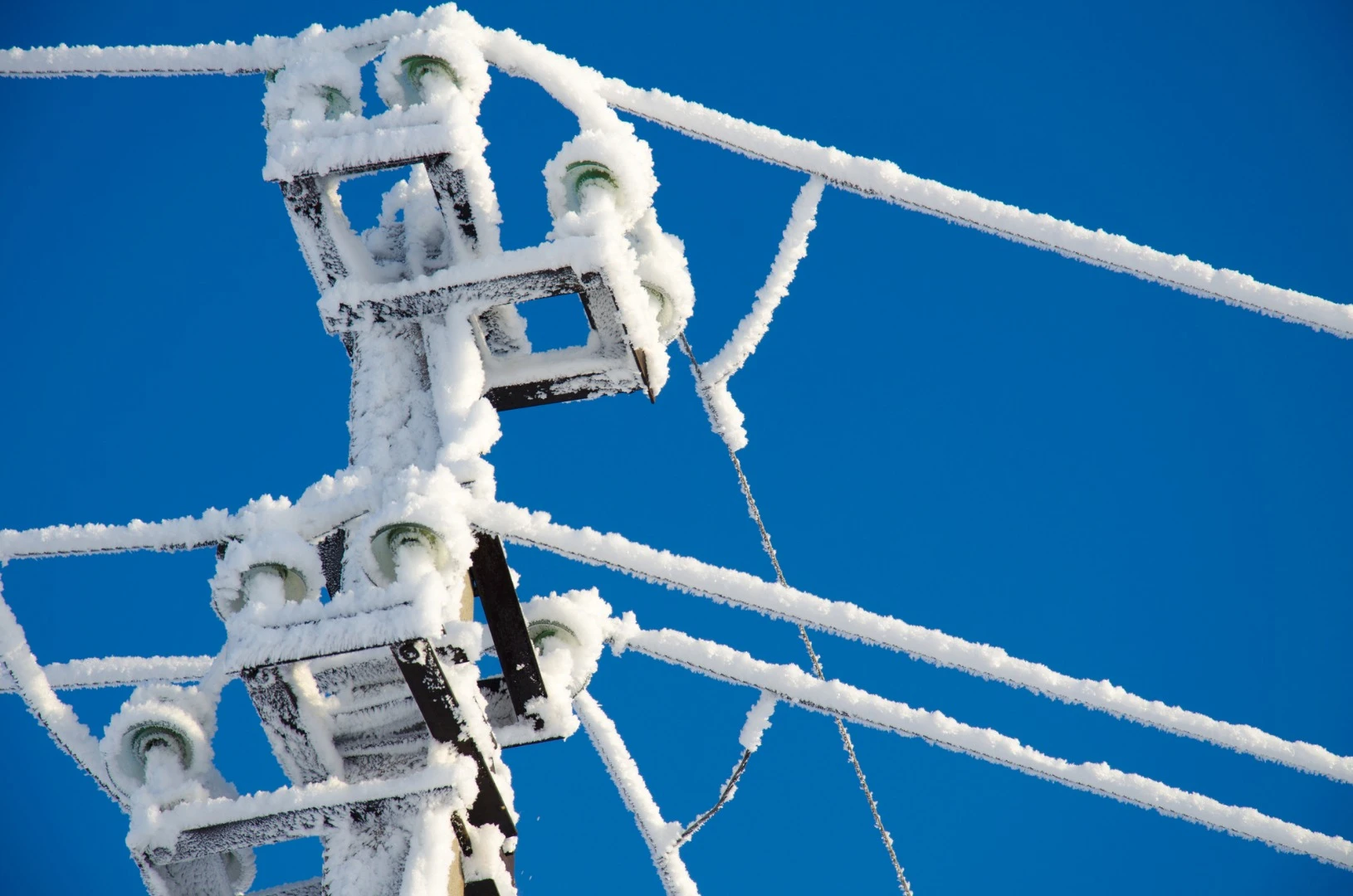 MIT researchers have developed a passive, solar-powered de-icing system that could prevent ice buildup on powerlines, aircraft wings and wind turbine blades
