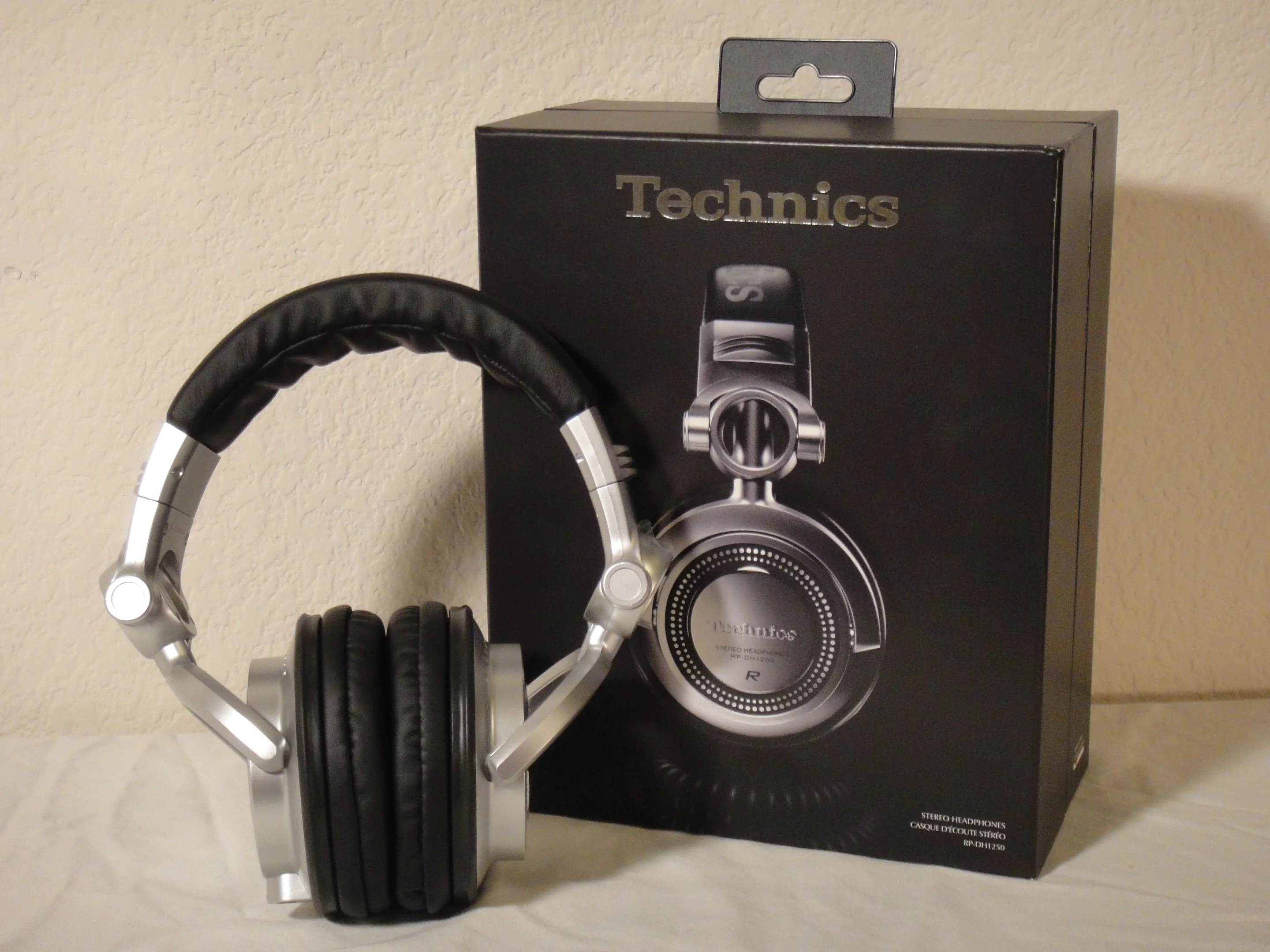 Panasonic gave the Technics RP-DH1250 headphones a "Pro DJ" moniker, indicating they were designed with studio work in mind
