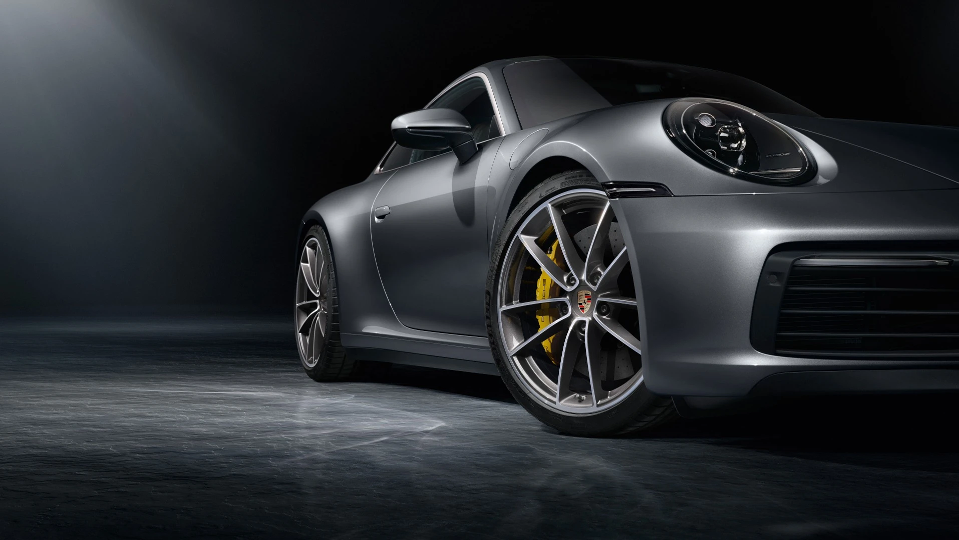 Under the hood of the new 911, a turbocharged flat-six engine pumps out 331 kW (450 PS)
