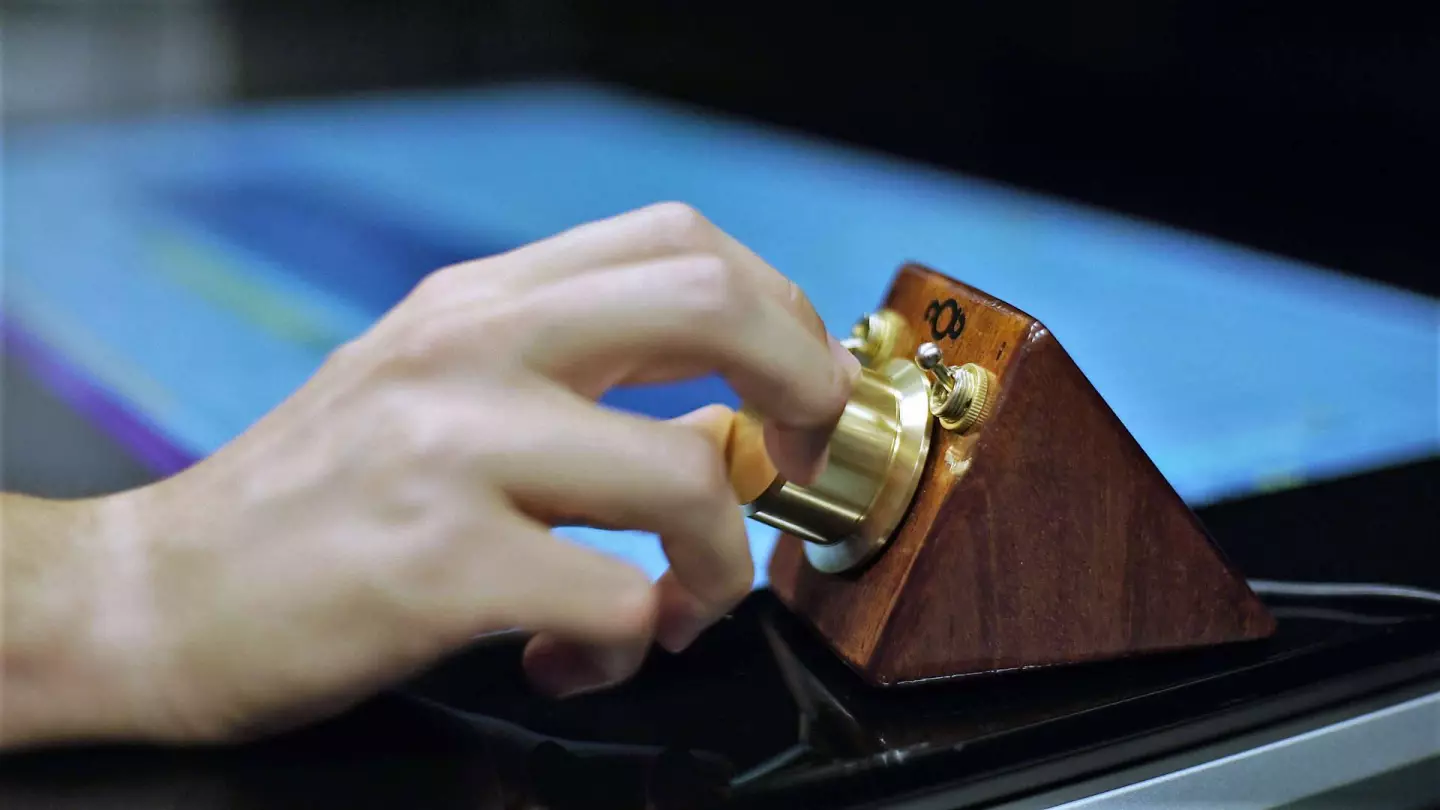 The nOb features an industrial grade encoder that offers up to 2,400 counts per revolution for precision parameter adjustment