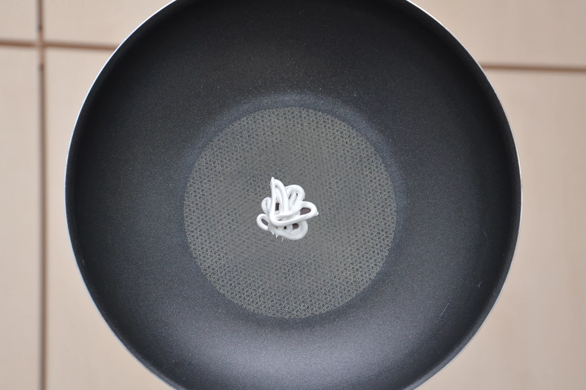 Silicone glued to the center of a Teflon-coated frying pan (Image: Claudia Eulitz, Copyright CAU)
