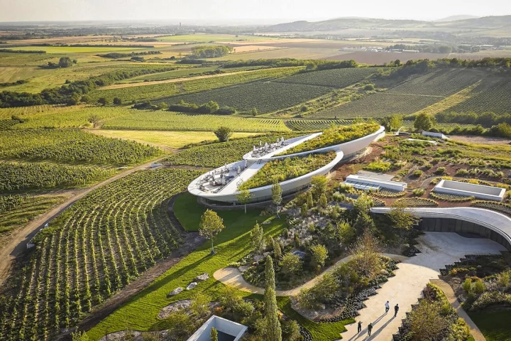 Slender steel columns support the elevated restaurant, enhancing the visual impression of a floating mass