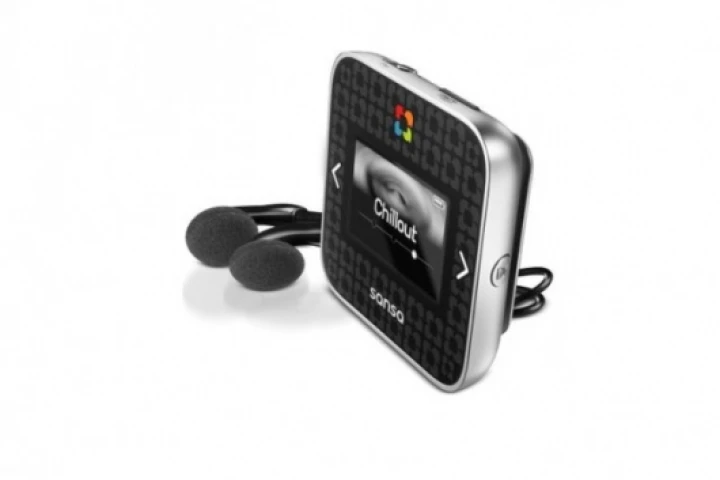 SanDisk's slotRadio gives you a stylish player and 1000 songs preloaded on an SD flash card for USD$99.99