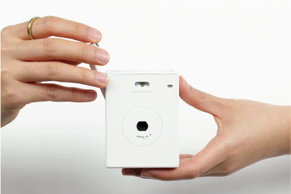 The onboard battery of the Sun and Cloud camera from Superheadz can be charged via USB, a small photovoltaic panel or by a side-mounted hand crank