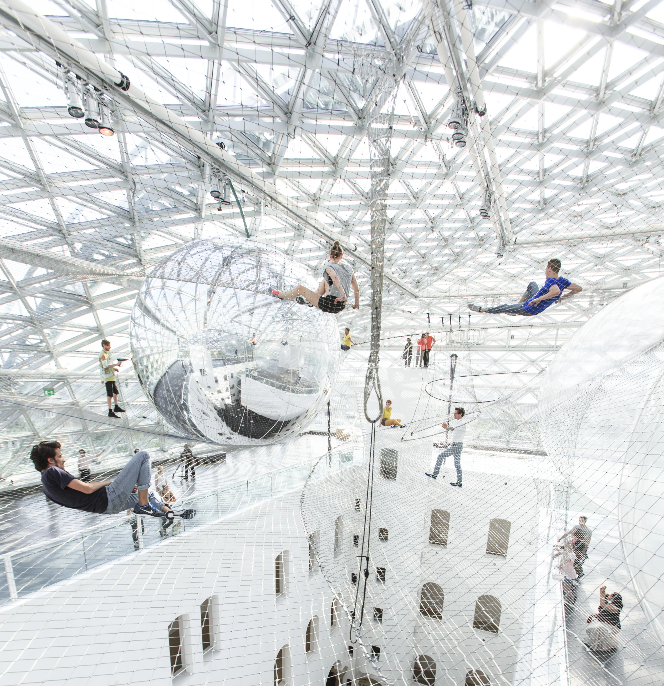 The net structure alone weighs 3,000 kg, and the largest of the spheres weighs 300 kg (Image: Studio Tomás Saraceno © 2013)