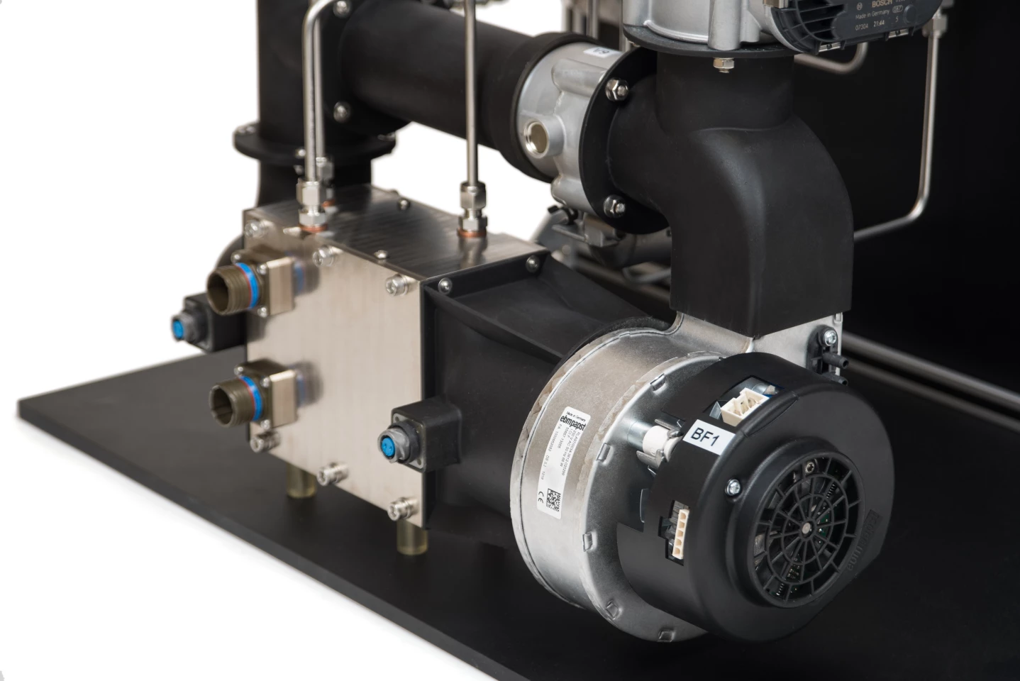 The high-pressure air allows this fuel cell design to kick out 3x the power of a regular fuel cell, while reducing weight dramatically and extending service life