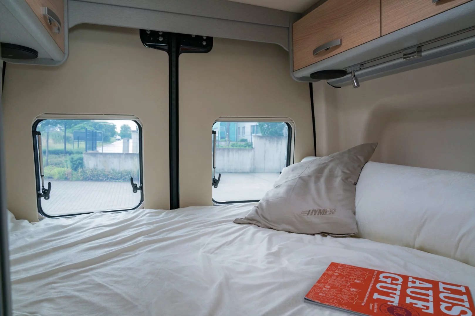 Transverse bed in the rear