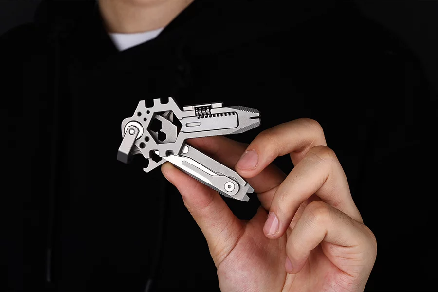 The tool takes a standard #11 replacement blade