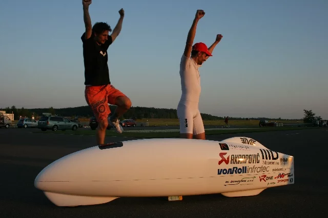 The Eiviestretto team celebrating after beating the one-hour cycling world record