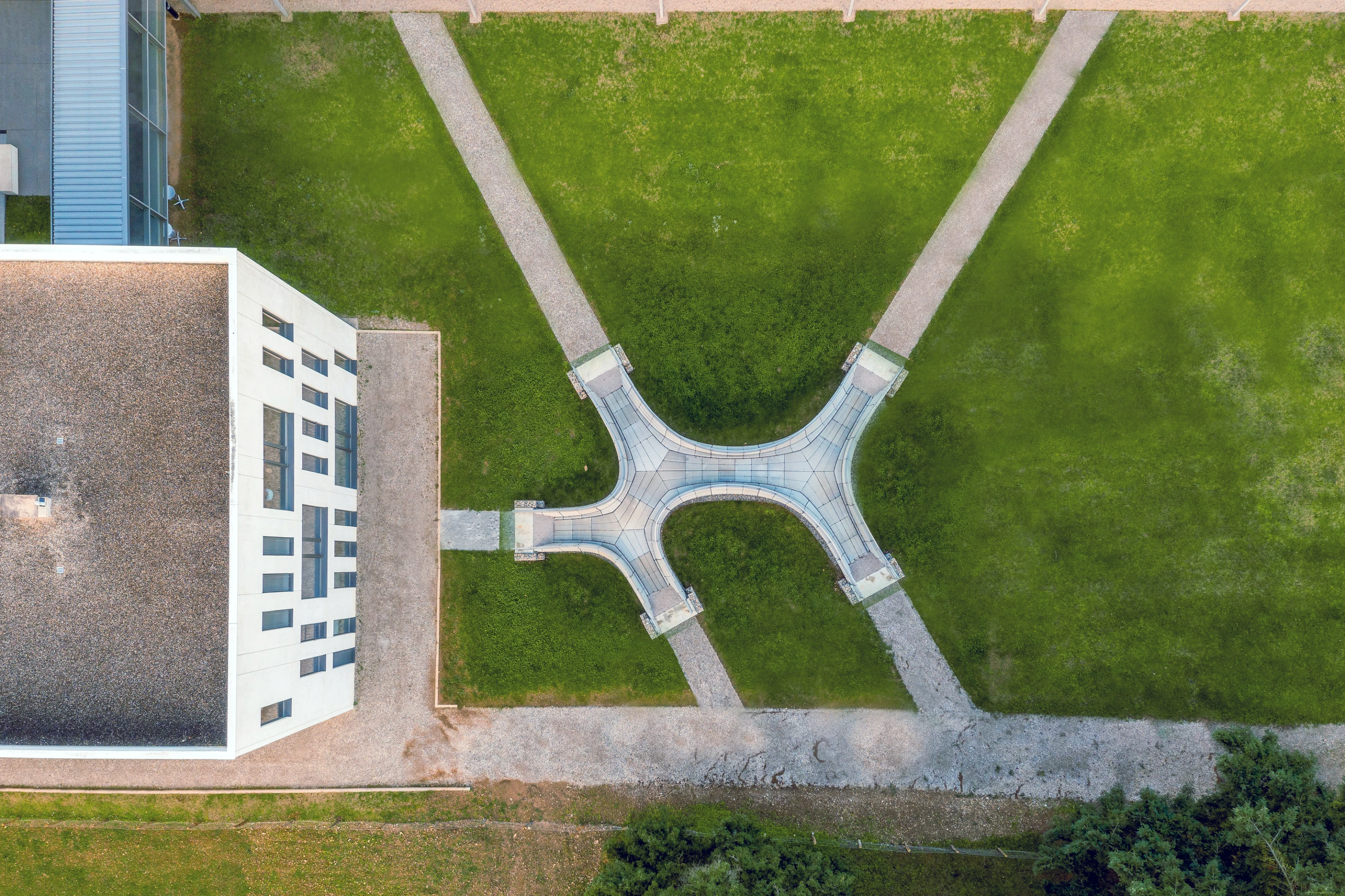 The Phoenix reaches a height of 2.6 m (8.5 ft) and its longest span is 17 m (55 ft)