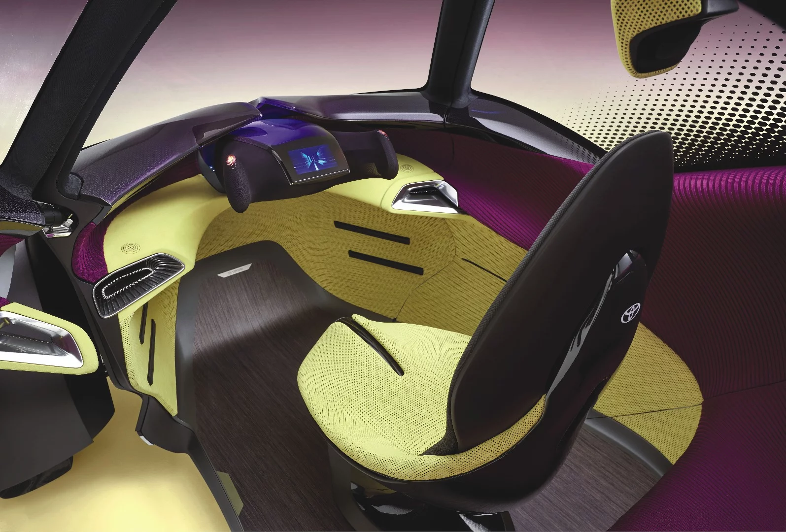 The driver's headrest is attached to the cabin roof, and is lowered into positioned when the i-Tril is powered on