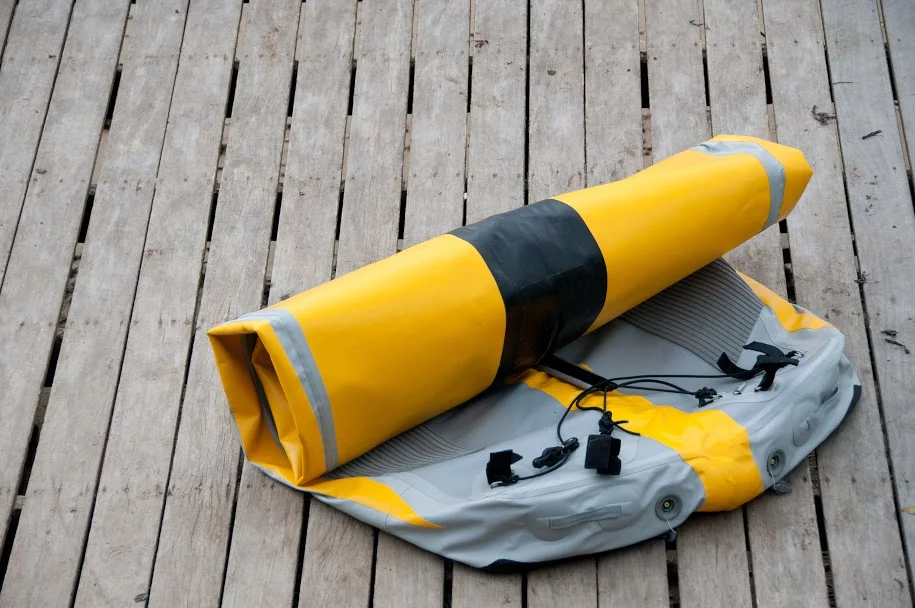 Unrolling the inflatable dinghy (Photo: Tiwal)