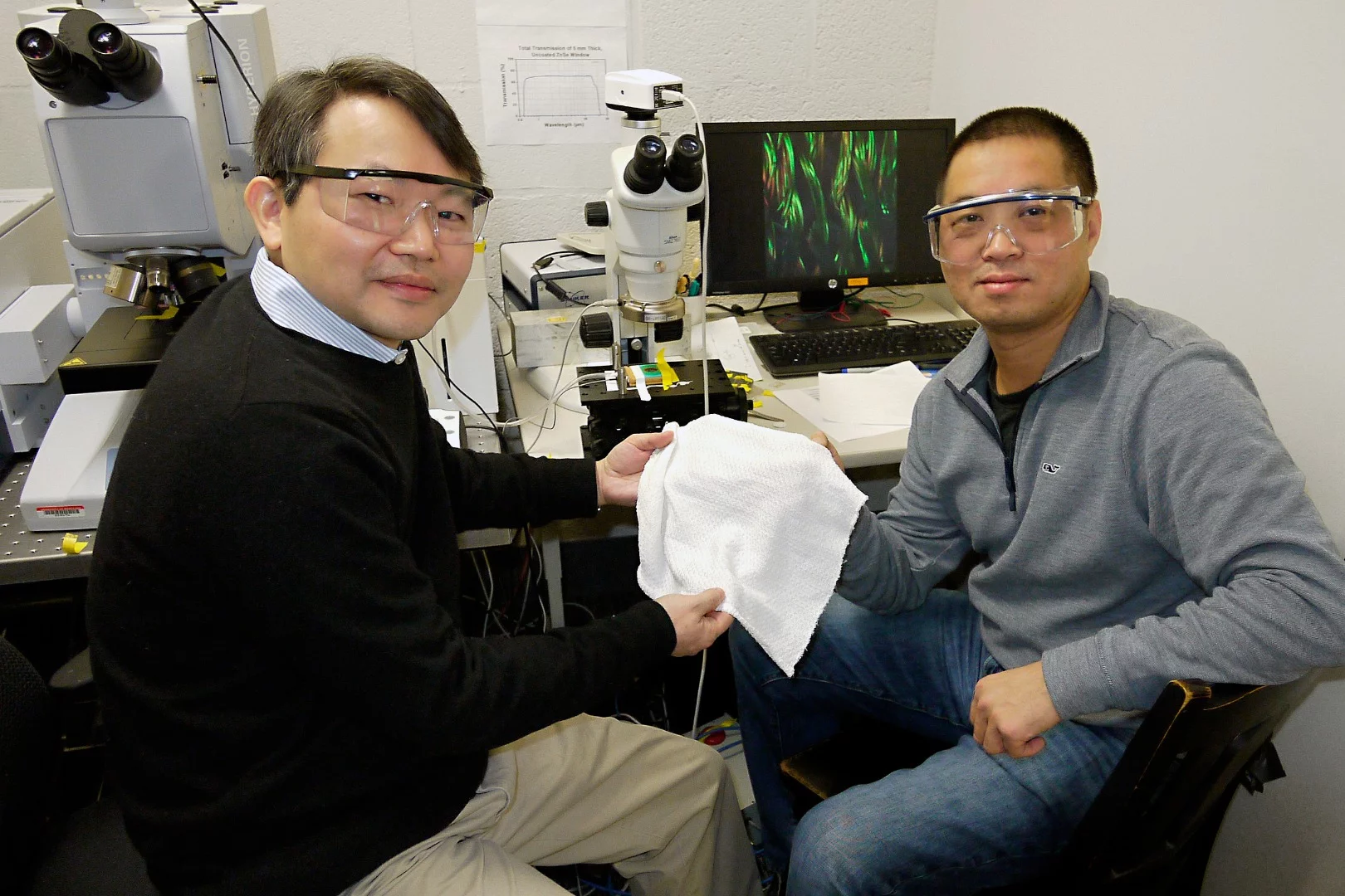 Researchers YuHuang Wang (left) and Min Ouyang