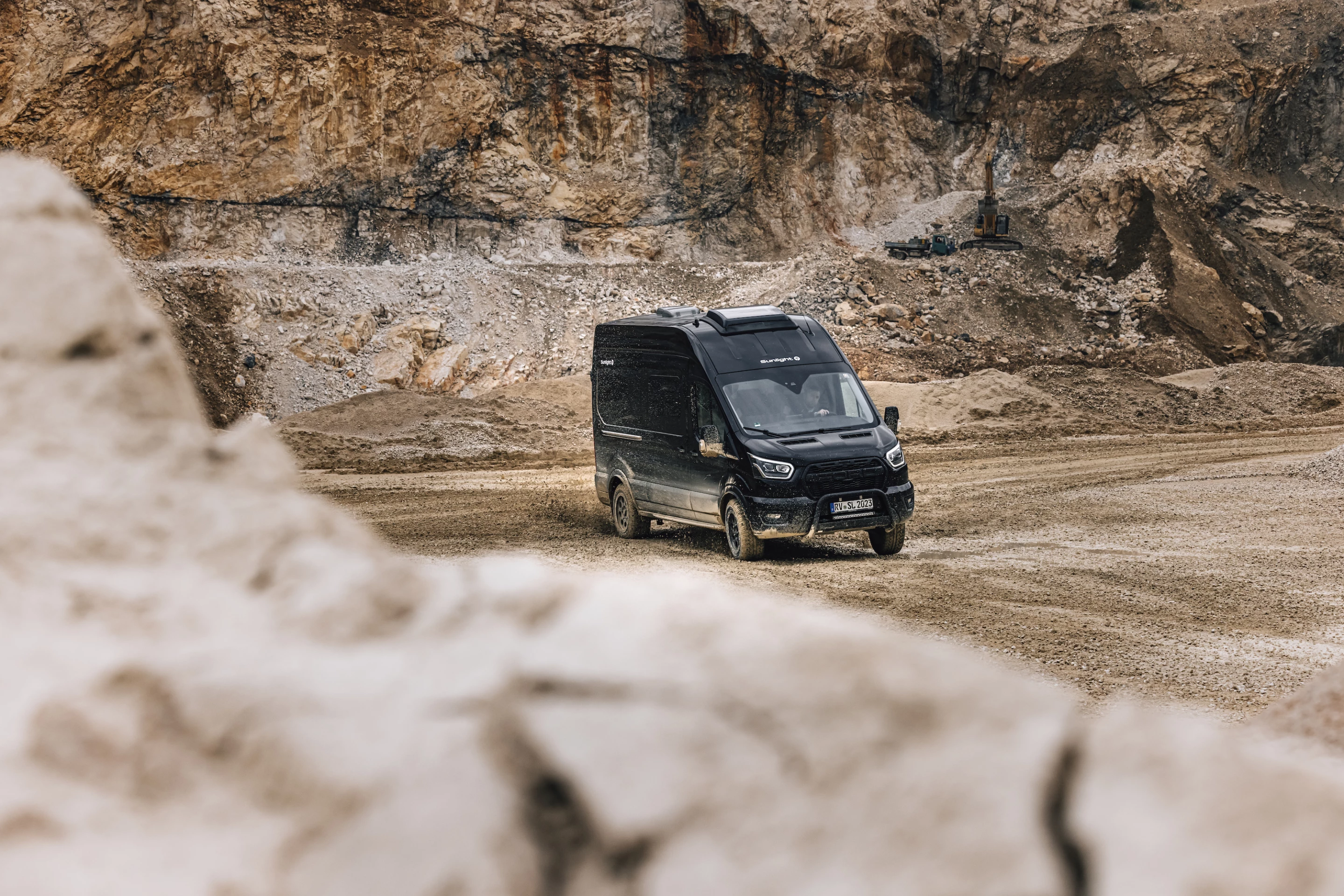 The Sunlight Cliff 590 4x4 looks to be based on the all-terrain-ready Ford Transit Trail model