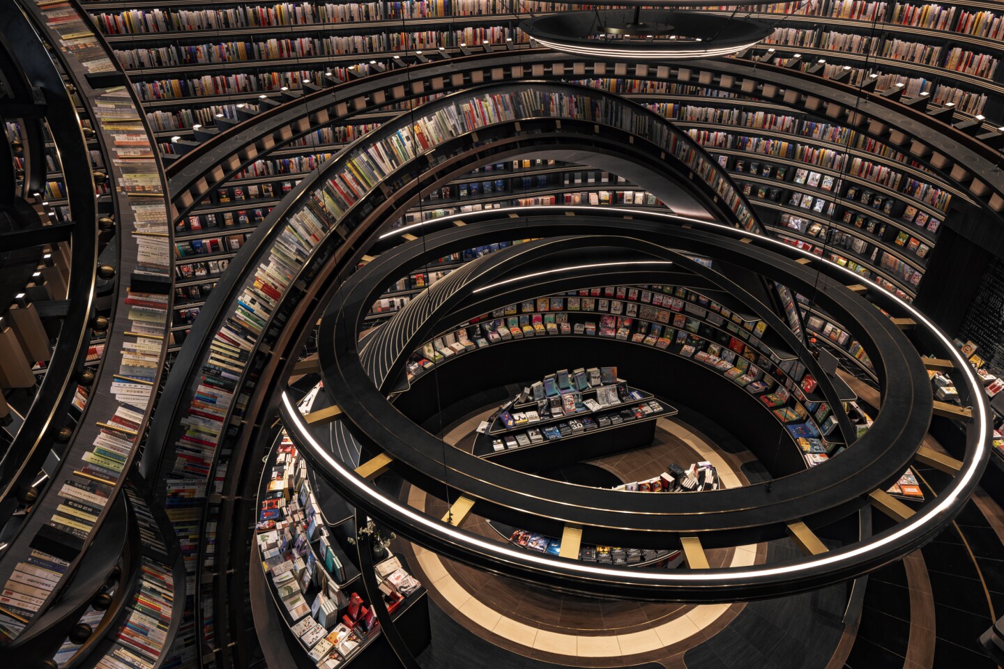 The Huai'an Zhongshuge bookstore's complex design forms an arrangement of concentric rings