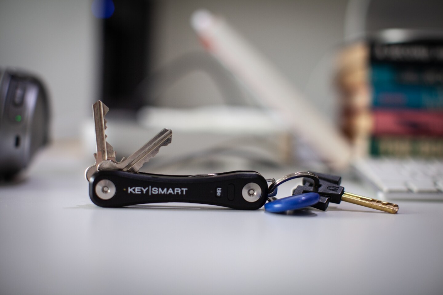 The rigid body of the KeySmart Pro measures 9.6 cm long, 2.1 cm wide and 1.5 cm thick (3.8 x 0.8 x 0.6 in)
