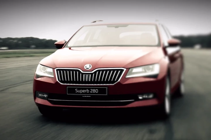 The Superb 2.0 TSI kicks out 280 PS (206 kW) from a turbocharged, four-cylinder petrol engine