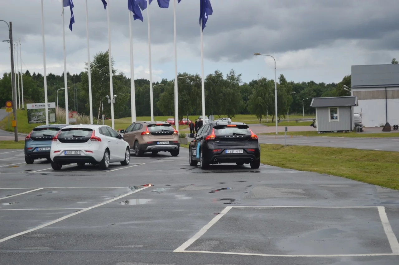 Volvo's self-parking car waits for another drive to move out of the way (Photo: Gizmag)