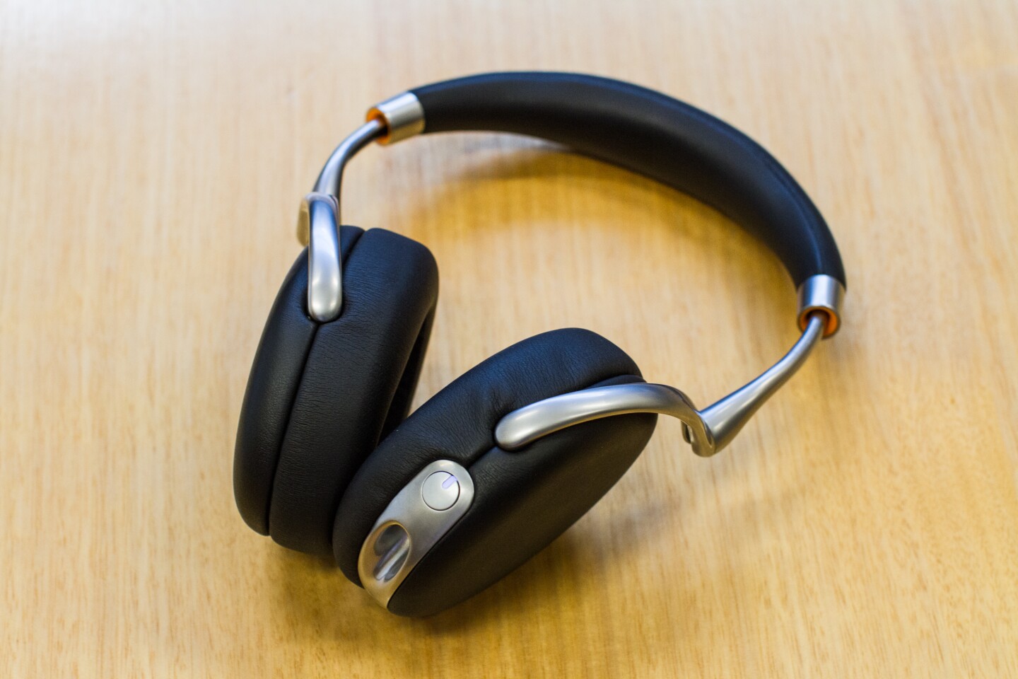 If we were to judge the noise-cancelling ability of the Zik 2.0s by the amount of times our Editor has called me into his office only to be completely ignored, then they'd be getting top marks (Photo: Nick Lavars/Gizmag.com)
