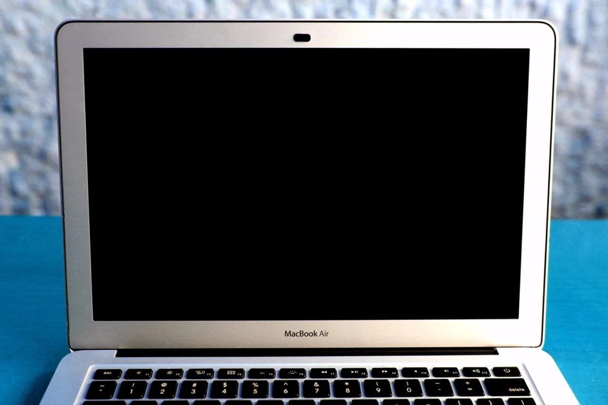 The Nope 2.0 has an adhesive surface via which it sticks to the device with which it is to be used