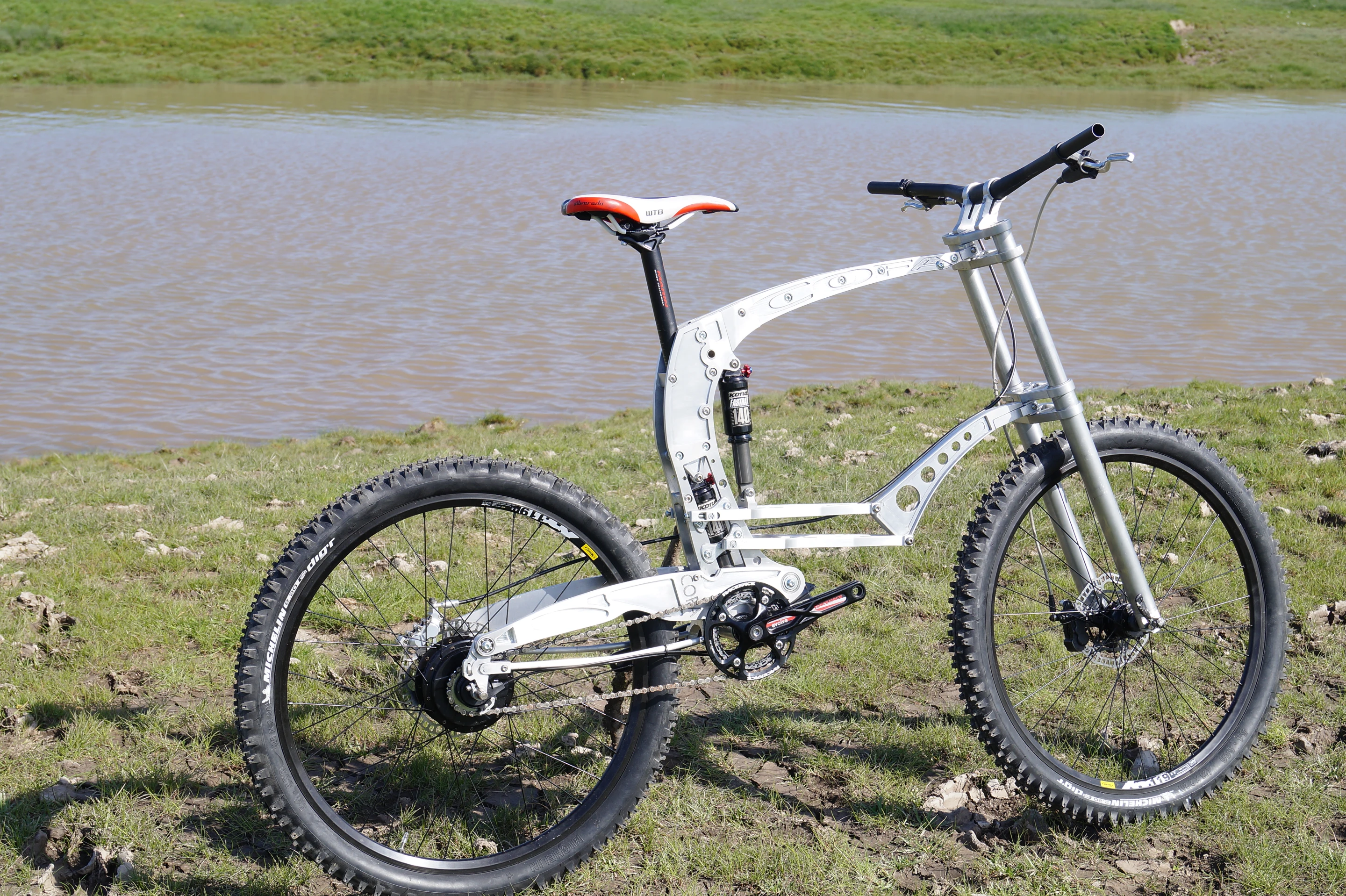 In its current form, the NOAH concept bike has a whopping 230 mm of travel in front, although it also tips the scales at 40 lb (18 kg)