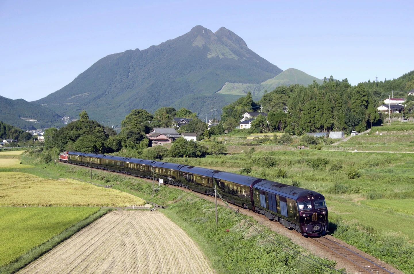 The Seven Stars has a top speed of 100 km/h (62 mph) and an average travel speed of around 50-70 km/h (31-43 mph)