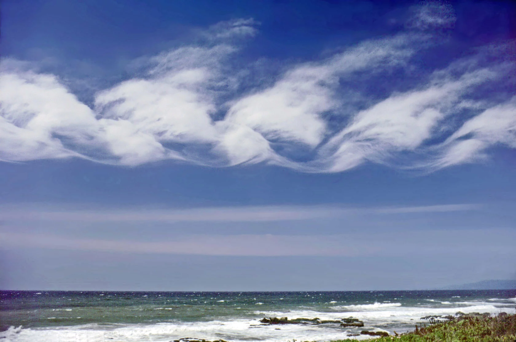 Kelvin-Helmholtz clouds caused by turbulence in the air (Photo: Astronautilus)