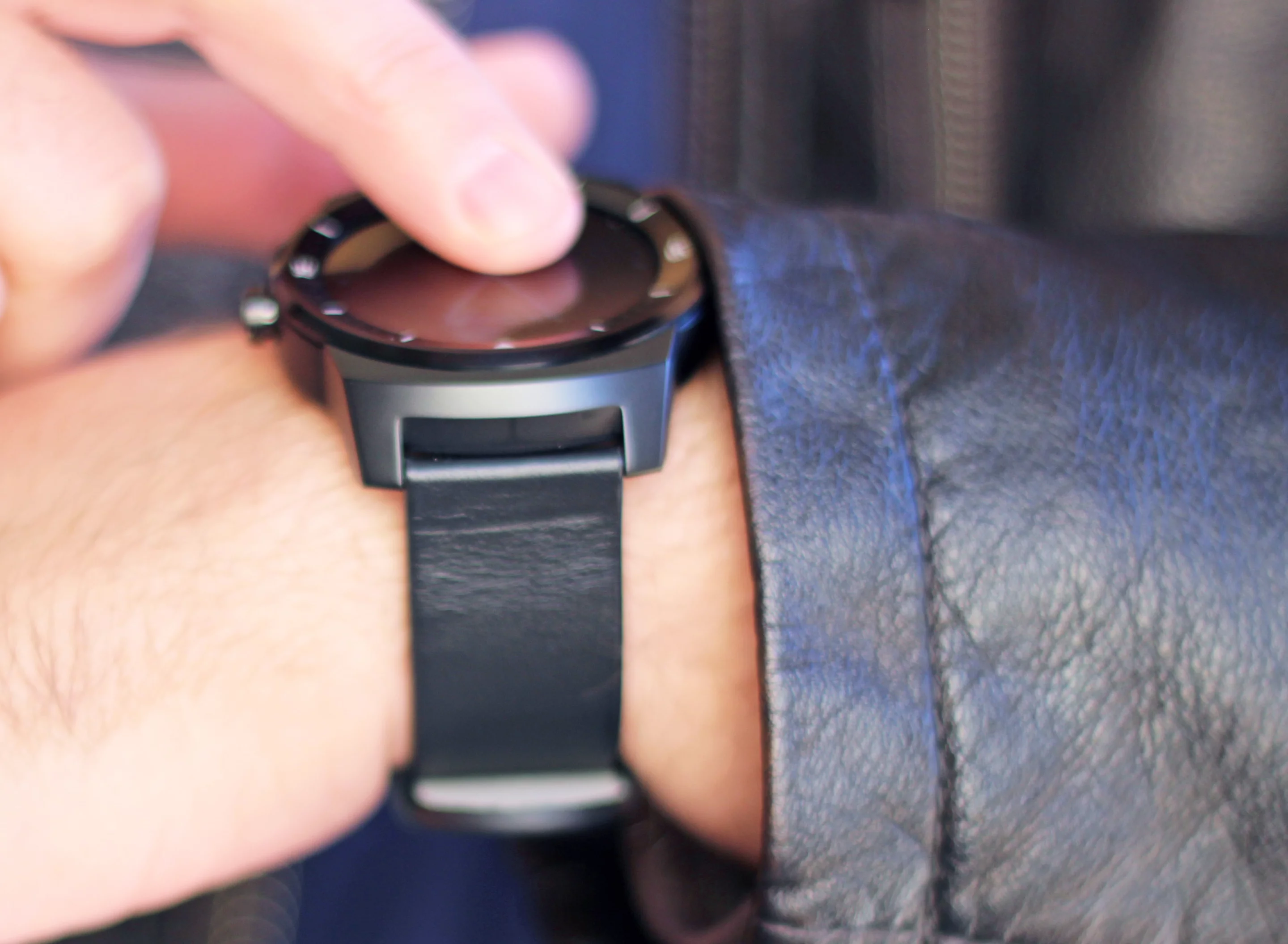 Tapping the G Watch R (Photo: Will Shanklin/Gizmag.com)