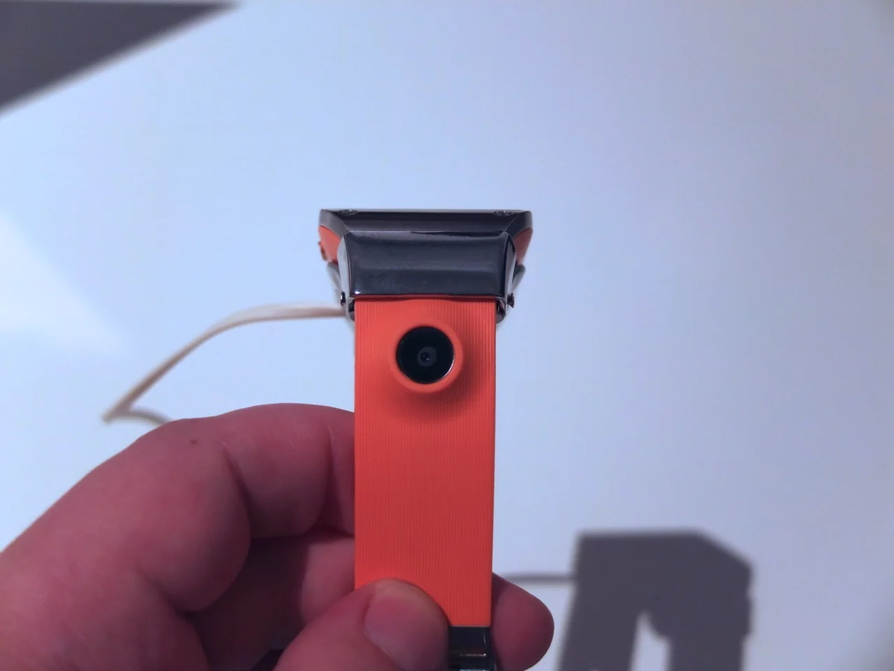 Somehow inserting a camera lens into the strap lends a techy feel without looking too ostentatious (Photo: Gizmag)