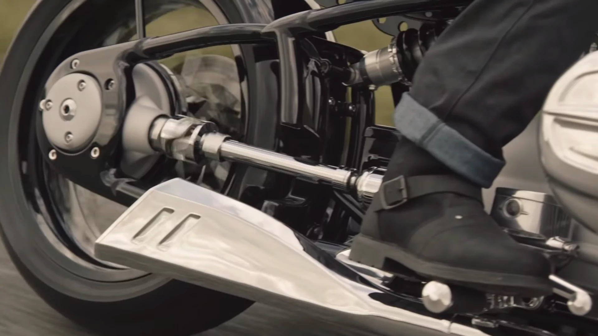 Simplicity is one of the themes of the bike, with the chrome-plated universal shaft laid bare. There are no further covers anywhere on the motorcycle, which serves to keep its engineering clearly visible.