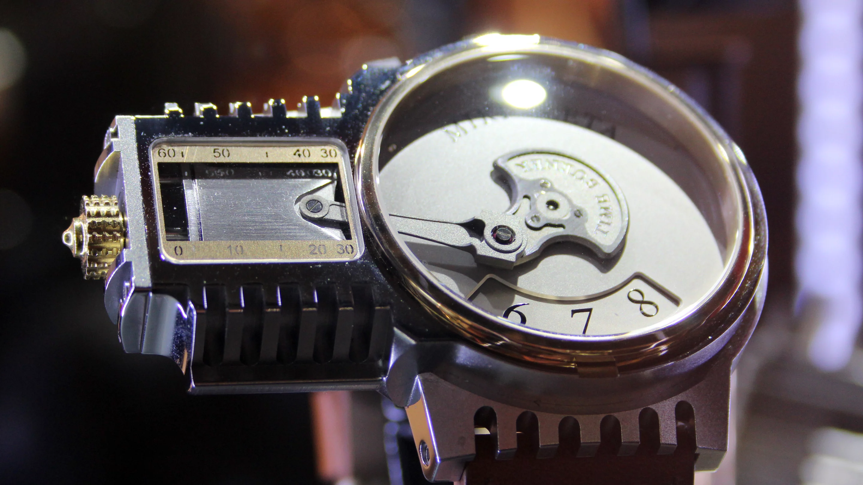 The method of displaying minutes is handled via a piston at the nine o'clock position (Photo: Chris Wood/Gizmag)