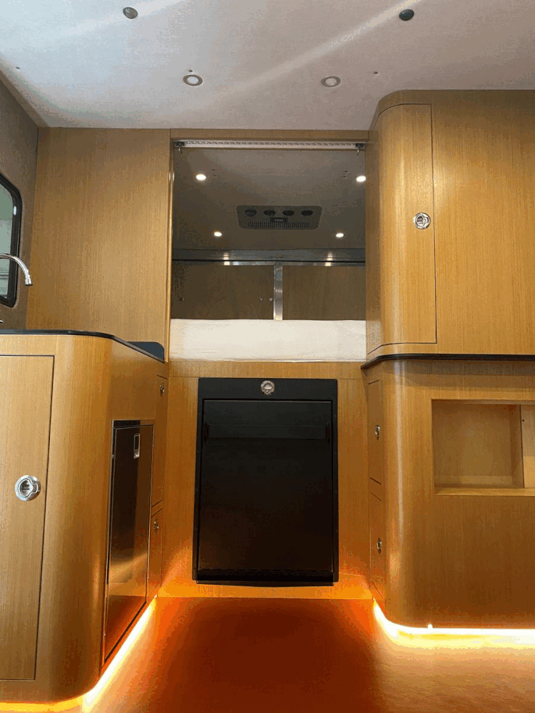 Por supuesto, Tetravan muestra su producto principal en la construcción del remolque: el compartimento plegable ahorra espacio sin renunciar a la comodidad de una cálida ducha interior.