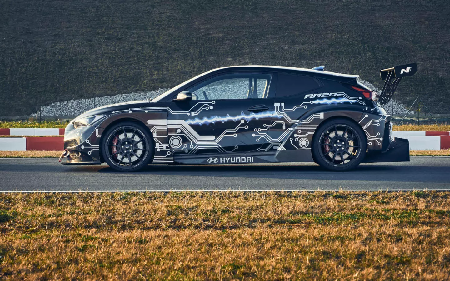 The RM20e follows earlier RM14, RM15, RM16 and RM19 “Racing Midship” prototypes from Hyundai