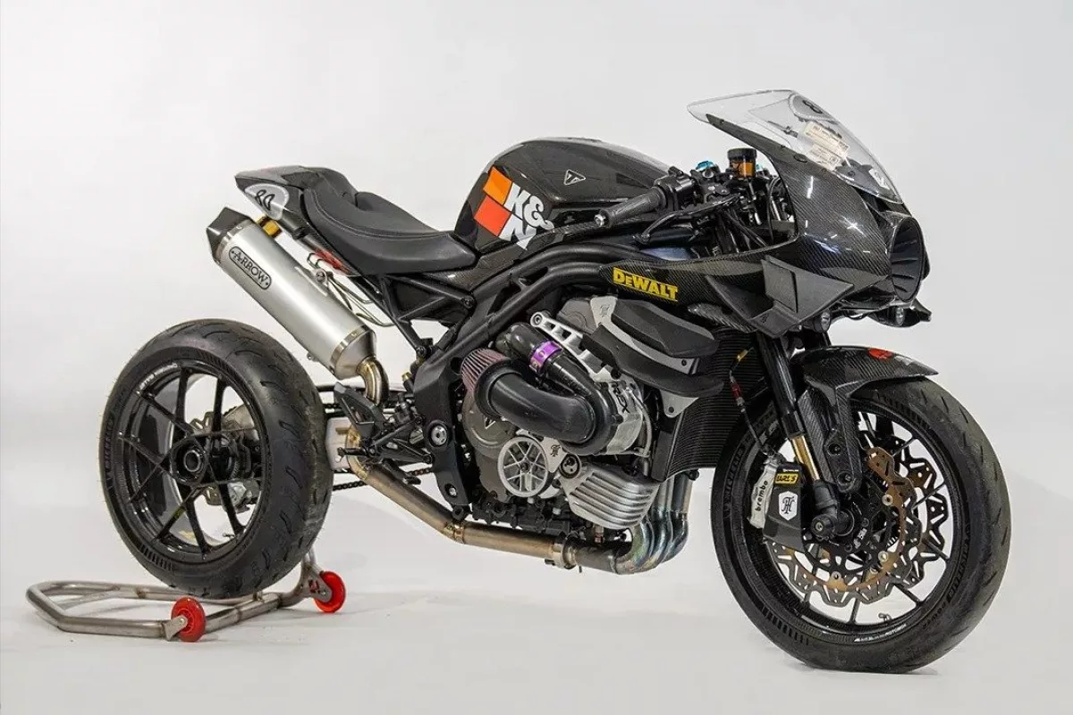 Supercharged Speed Triple RR sports a Rotrex C30 supercharger that is responsible for 400 horsepower