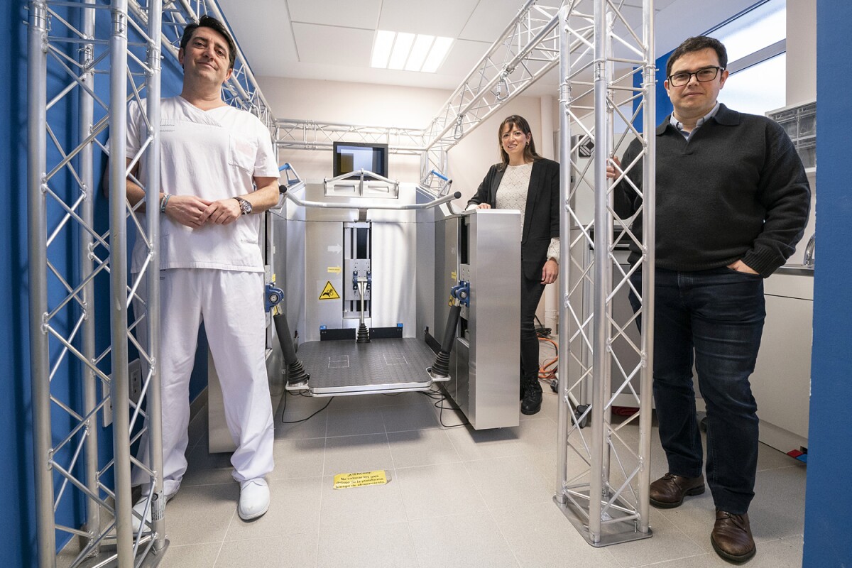 From left to right: Pedro Tejada, Saioa Herrero and Francisco Campa with the prototype balance-assessment platform