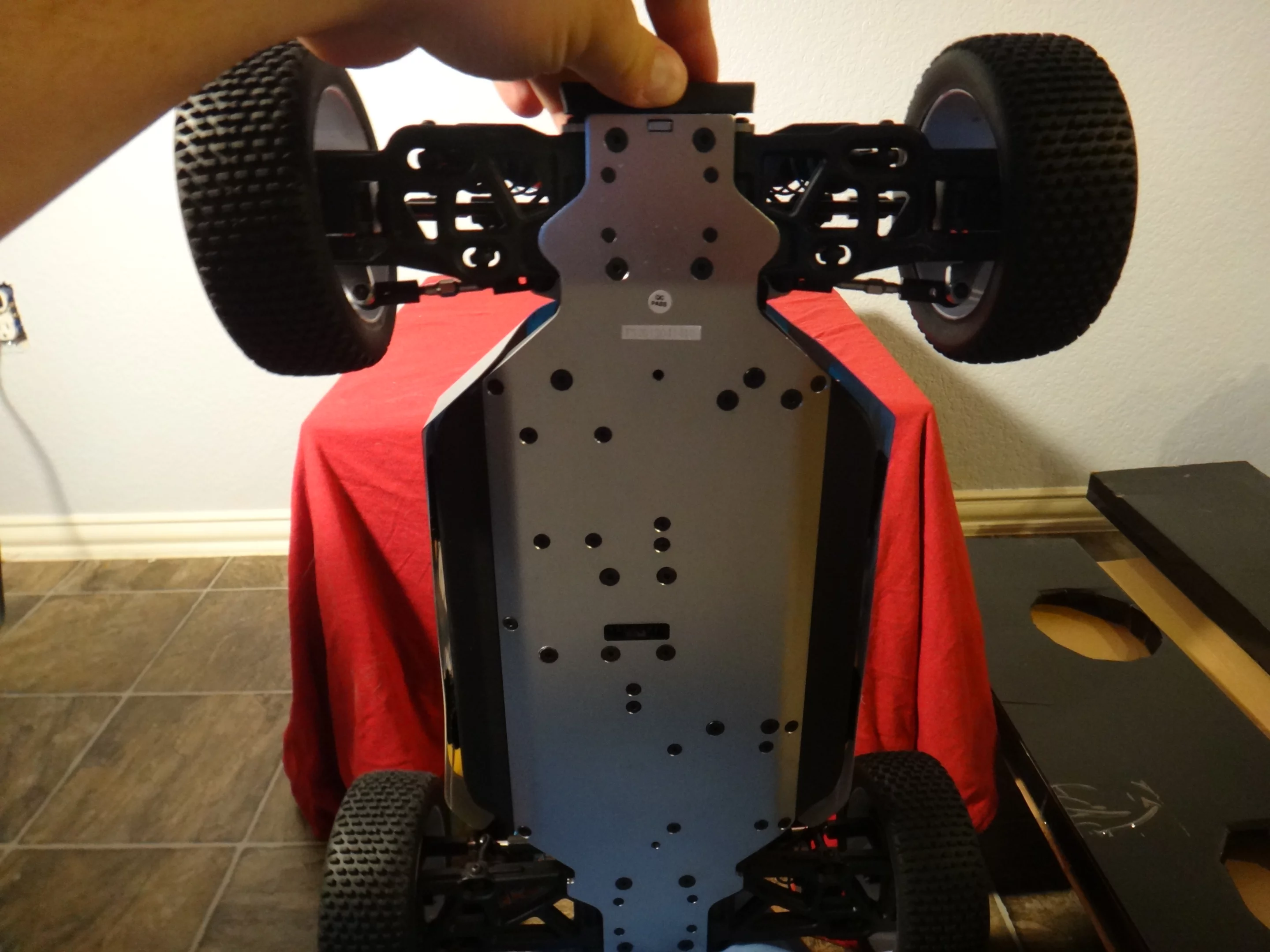 All of the electronics are affixed to a 3.25-mm anodized aluminum chassis, which adds some much-needed protection to the buggy's underside