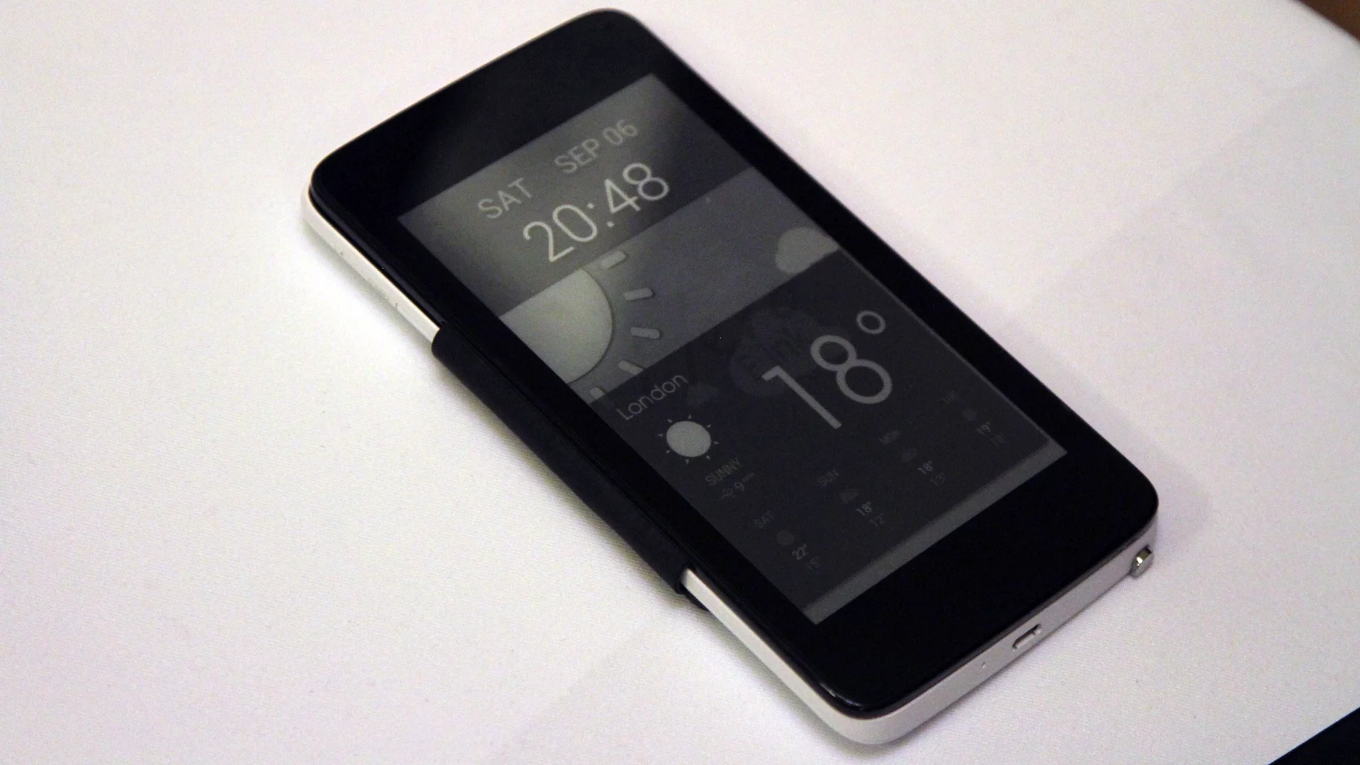 The Pocketreader CoverReader (pictured) and Alcatel E Ink cover can display notifications (Photo: Gizmag)