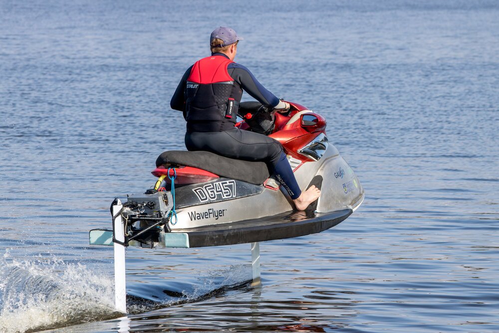 The WaveFlyer's 2 kWh Li-ion battery pack is reported good for over 30 minutes on (or above) the water