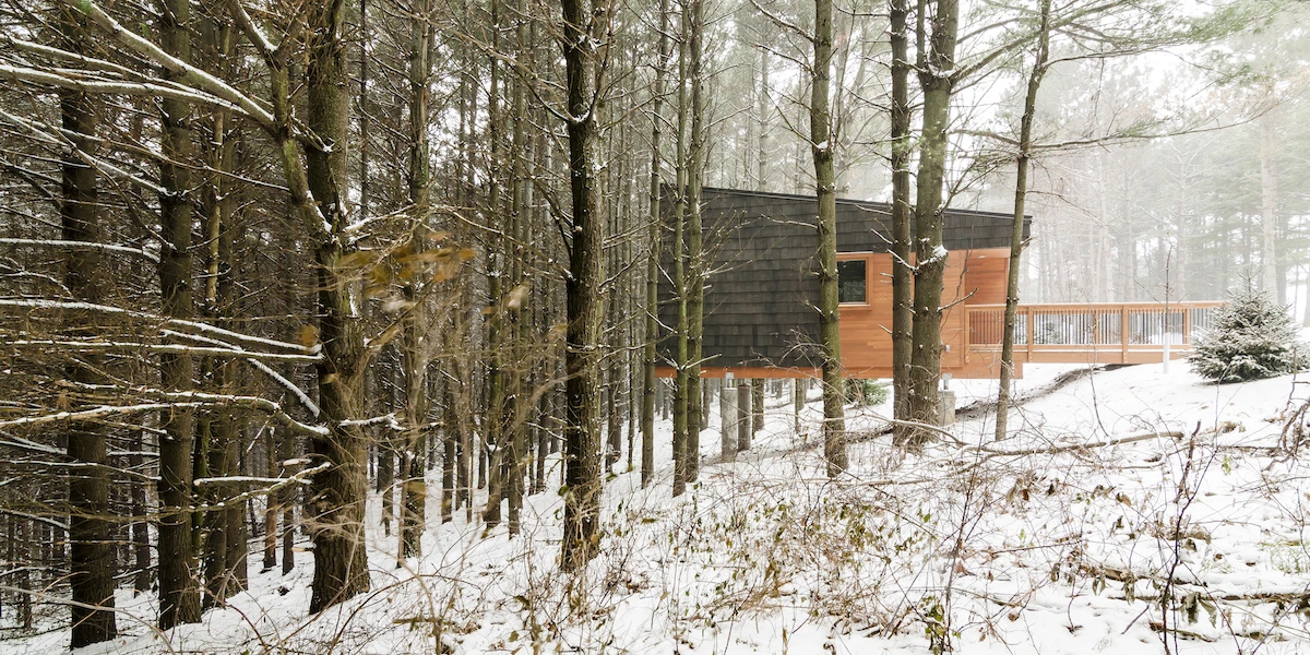 Situated on a sprawling 456 acre (184.5 hectare) plot in Farmington, Minnesota, HGA's Whitetail Woods Regional Park and Camper Cabins riff on the idea of a treehouse