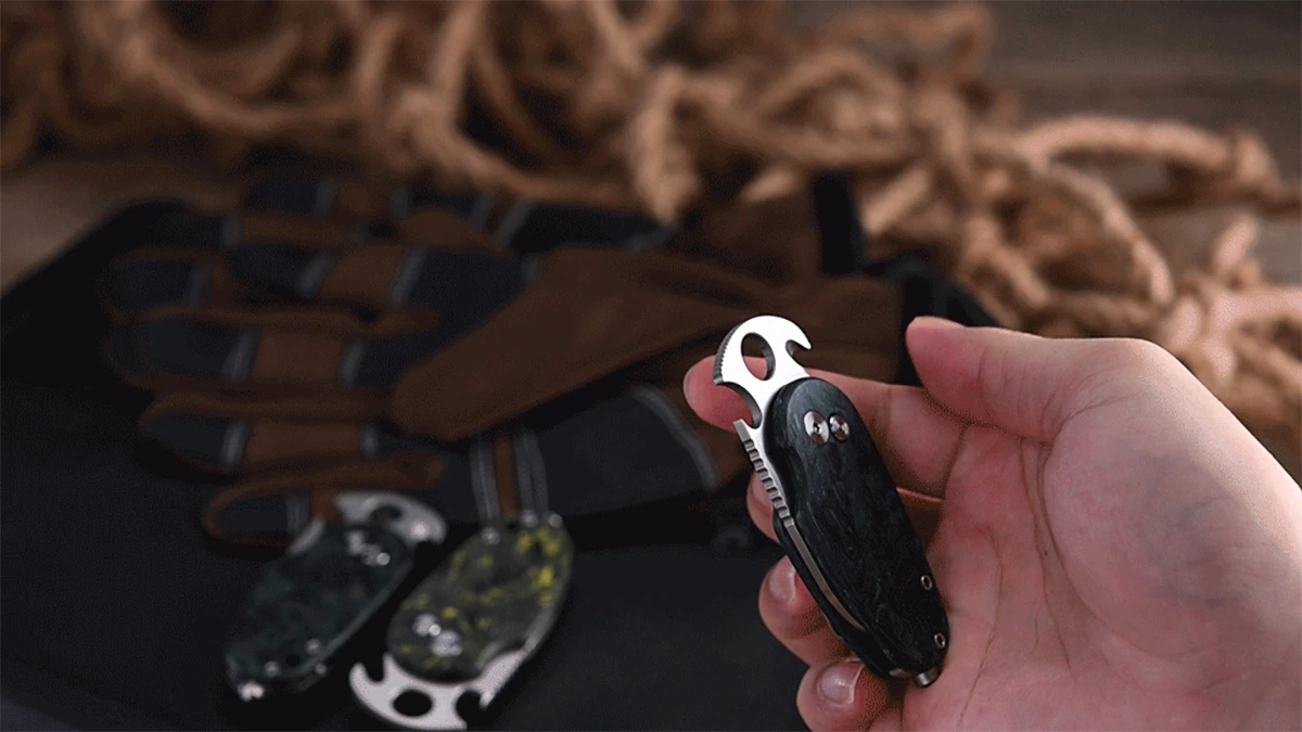 The knife is designed to fit comfortably in your palm, while remaining compact enough to carry easily