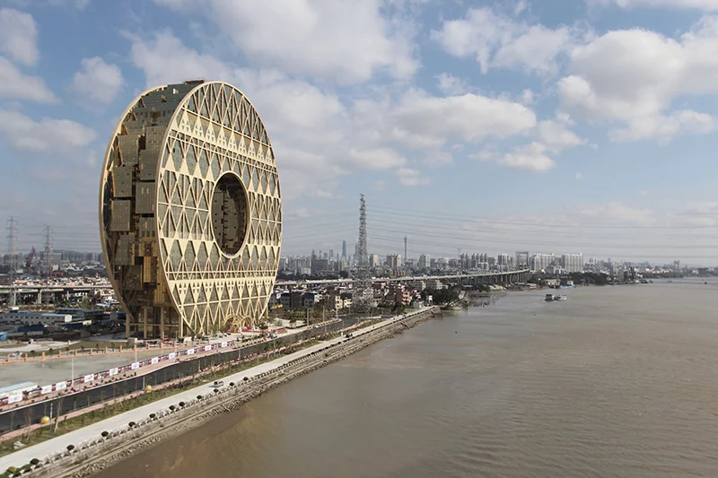 The circular hole measures 48 m (157 ft) in diameter (Photo: Joseph di Pasquale architect)
