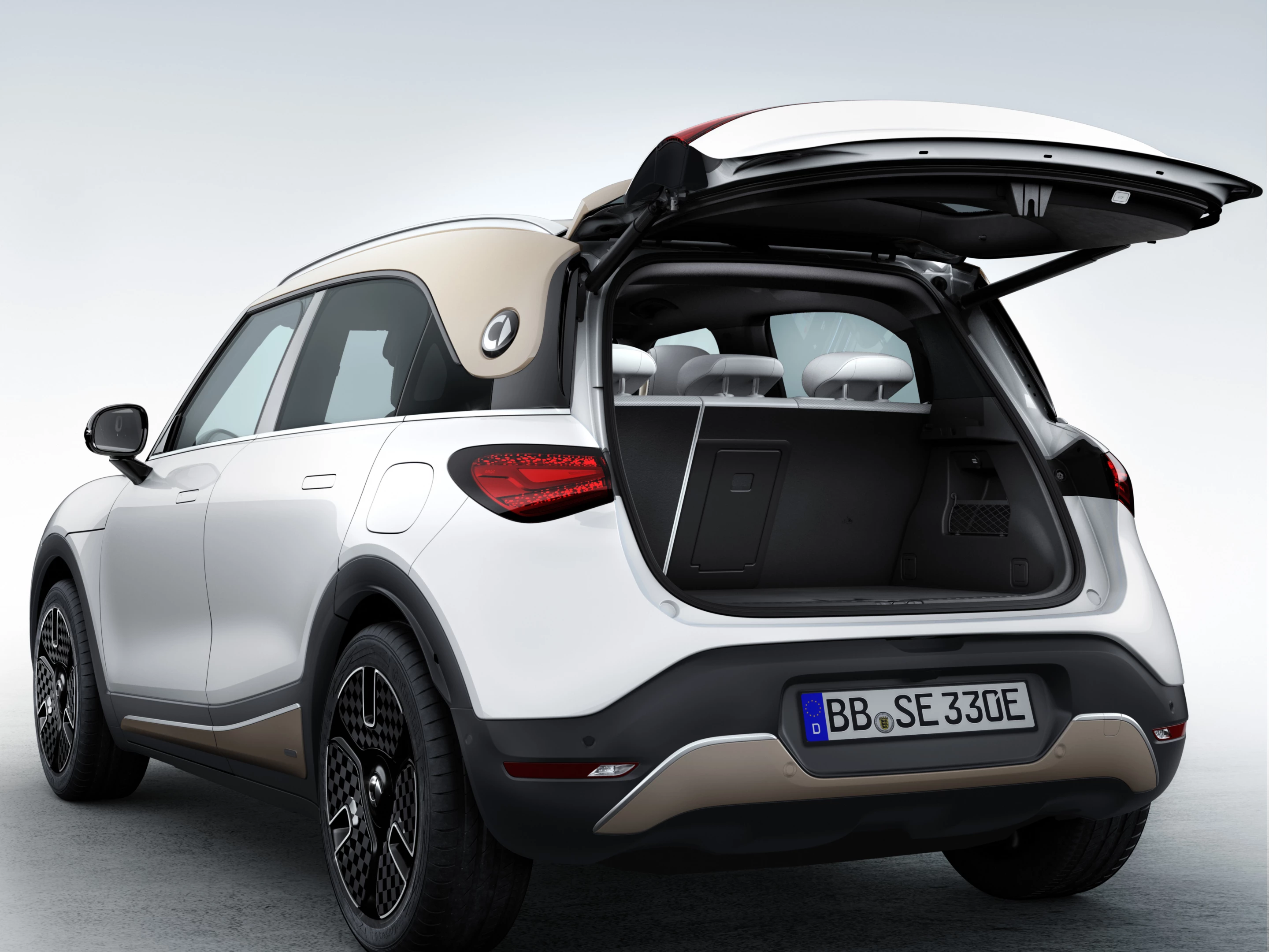 Smart reports that variable trunk space is available, up to a maximum of 411 liters