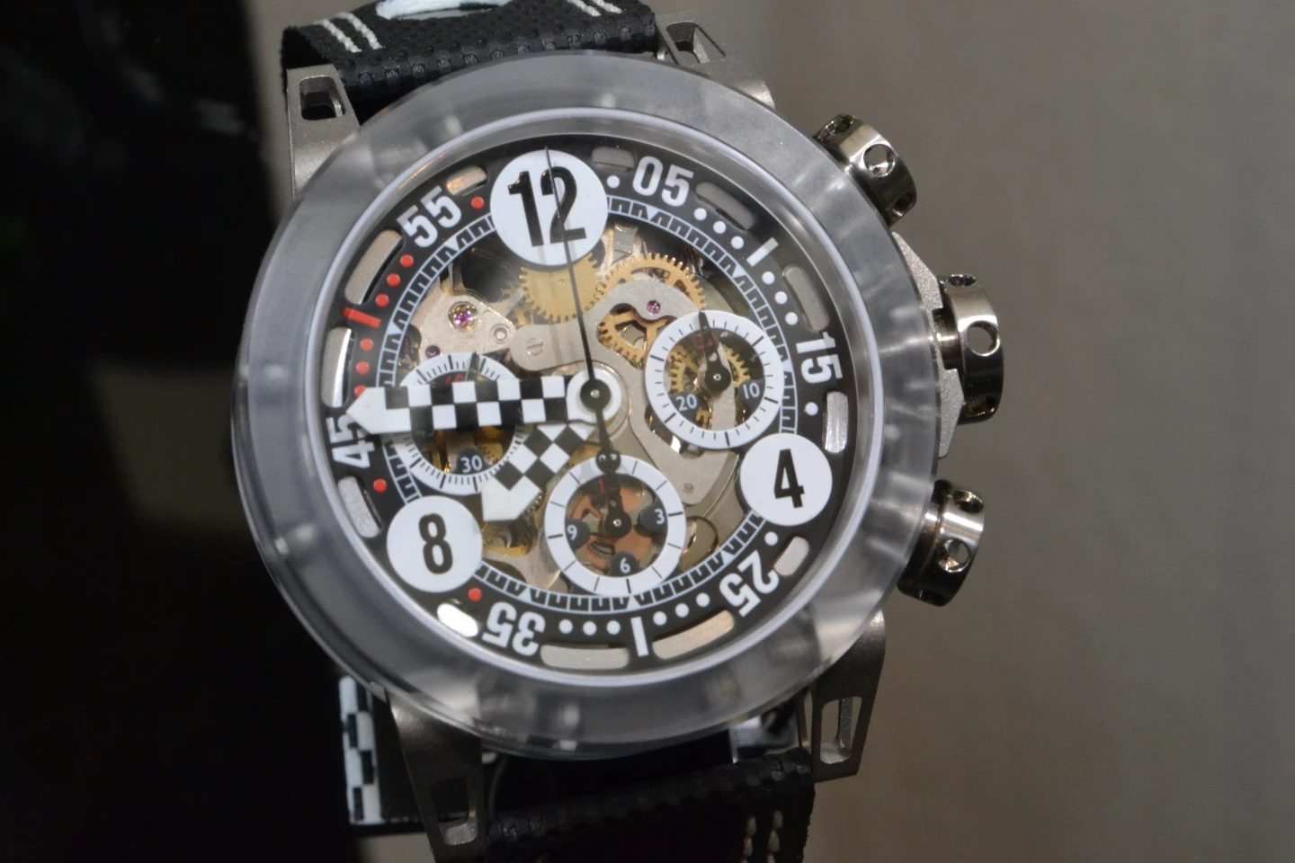 A 7753 automatic movement with 27 jewels beats at the heart of the MK44, offering a power reserve of 46 hours