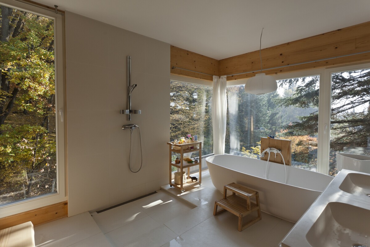 The laminated wood lends the interior an unfinished but appealing look (Photo: Zsolt Batár)